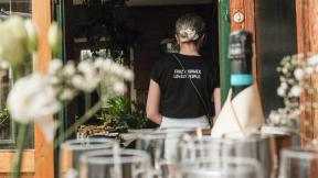 Gedeckter Tisch vorm Palmenhaus