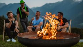 Gesellige Runde an der Feuerschale