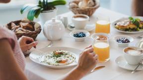 Stärken Sie sich am reichhaltigen Frühstücksbuffet für den anstehenden Tag